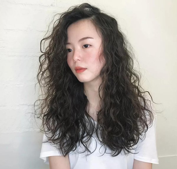 都不知道发型下面遮了多少肉 2019大脸女孩选这些时髦烫发绝对不后悔