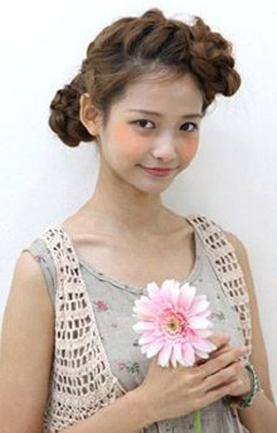 首页 玩发型 盘头发 方脸适合盘发吗 中年方脸减龄气质盘发(4) 图五