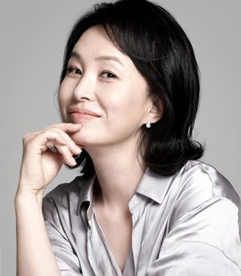 首页 流行发型 明星发型 韩国中年妇女短发发型 中年女星短发发型