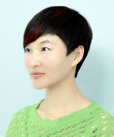 女生斜刘海沙宣挑染短发发型