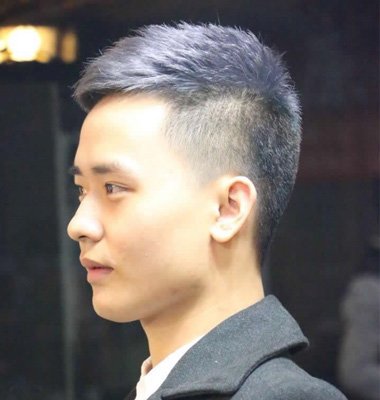 短发发型吹法  这款2016年男士短卷发无刘海吹法发型设计是两边的头发