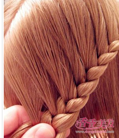 三岁小女孩简单梳头发型步骤 给小女孩梳头发