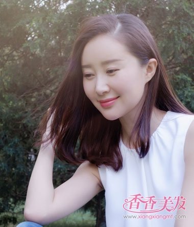 舒畅教你正确秋装站姿 流行齐肩发让街拍无压