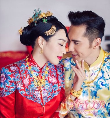 钟丽缇的中式新娘发型美美哒 她们也都是红妆