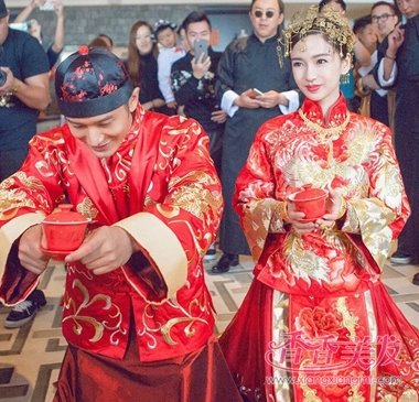 钟丽缇的中式新娘发型美美哒 她们也都是红妆