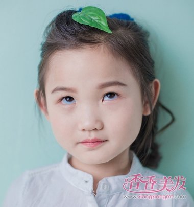简单的小学生韩式马尾扎发发型  马尾辫发型是小学女生最常见也最实用