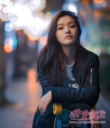 灵气少女林允机场秀青春飞扬 林允俏皮活力机