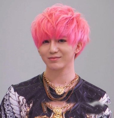 卷发 粉发色玩转潮范 额头上方挑出的粉色头发,令男生的魅力体现而出