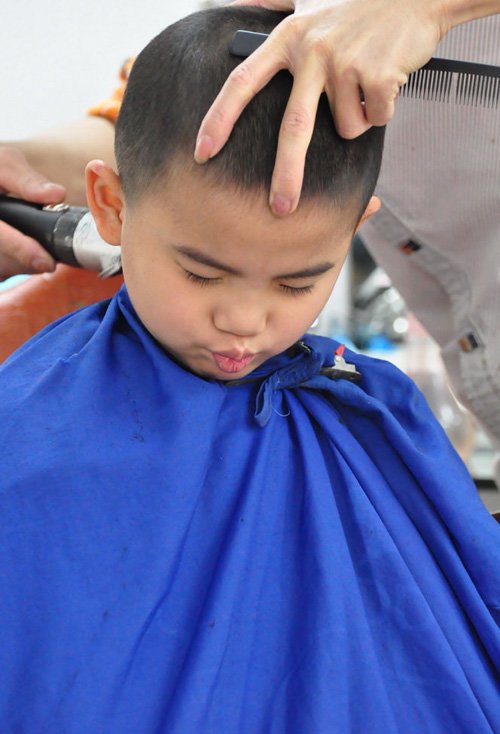 首页 流行发型 儿童发型 小男孩推剪帅气头发教程 帅爆男童圈短头发剃