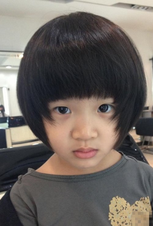 小女孩短发,配上额头上方剪出的齐刘海,修饰出孩子的活泼气息短发造型