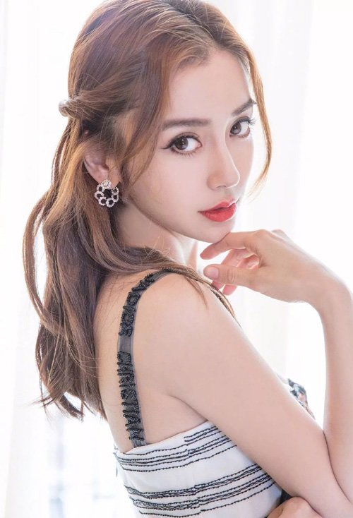 女生扎甜美可爱辫子发型 韩版风格的公主头扎发