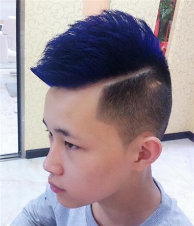 男生旁边剃字母发型 男生发型样式图片(2)