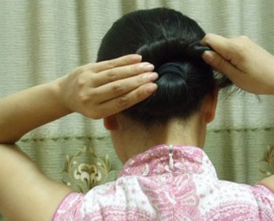 老年人盘发发型技巧 简单老年盘发发型步骤