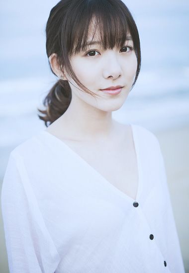 <em>露额头</em>韩版<em>马尾发型</em>图解步骤 韩式蓬松<em>马尾发</em>