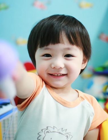 ,舍西瓜头其谁? 3岁小男孩西瓜头短发发型 小男孩比较适合梳什么样的短发发型?论到小孩子的短发发型,西瓜头是不可不提的一项,上图这款,有些棱角效果的西瓜头,让发型看上去略带自然风,棱角参差不齐,更加精美。 3岁小男孩圆润西瓜头发型