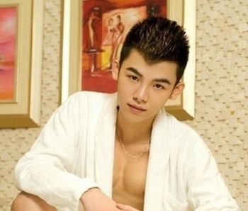 发型男性-男生打理-好烫发发型男生-韩版男发型长发中男生小揪揪图片