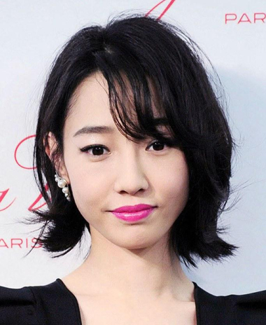 短头发烫发显年轻还是直发显年轻 短的直的头