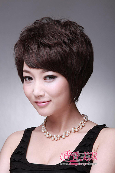 女士的发型,怎么彰显年轻怎么来,中老年斜刘海定位烫短发蘑菇头发型
