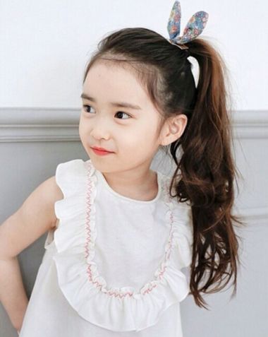 在家的小公主和已经上学的小学生是不同的,女童学生斜刘海长发双编