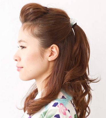 高扎蓬松高扎公主头发型扎公主头发型其实是很简单的,将上下层的头发