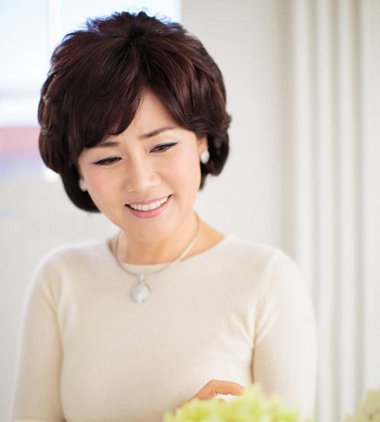 日式中年女性卷发图片图片