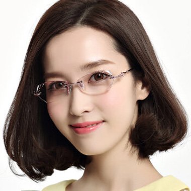 短发造型,包脸内扣的发型刘海从多的一边梳往眼角,戴眼镜的发型镜框