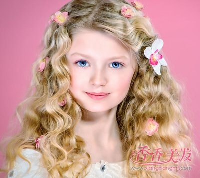 发型一可爱甜美的方脸小女孩梳着金色中长发,偏梳的中长发从头顶位置