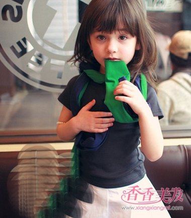 小女孩剪短卷发齐刘海造型设计是有着立体感效果的发型,两边的头发看