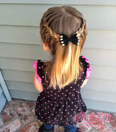 小女孩中分后梳编发公主头发型,将头发从发顶中分,顺着发际线编后梳的