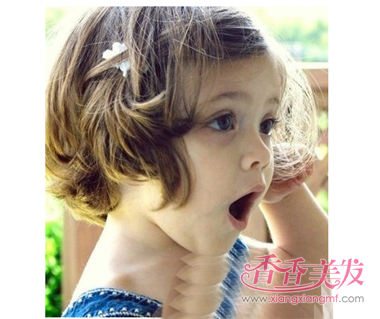 这款女宝宝时尚短卷发中偏分无刘海造型设计是显额的发型,头发的发尾