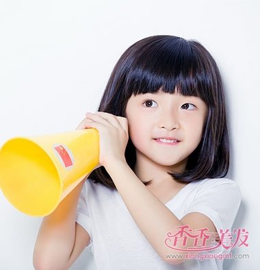 五岁的小女孩短发发型,齐刘海搭配齐肩的短直发发型,头发尾端会弄的