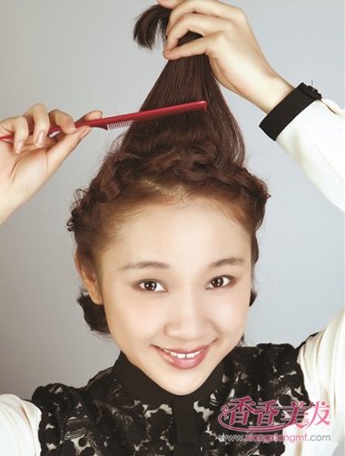 步骤4:然后这款女生沙宣头中长发无刘海梳发步骤是两边的头发编好之后