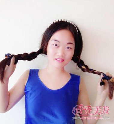 首页 玩发型 编头发 编两个麻花辫的发型 最简单的发带加麻花辫 女孩