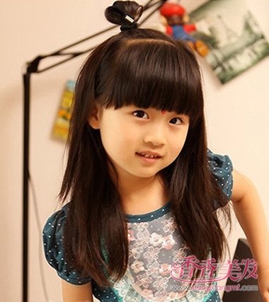 小女孩齐 刘海长发扎公主头发型