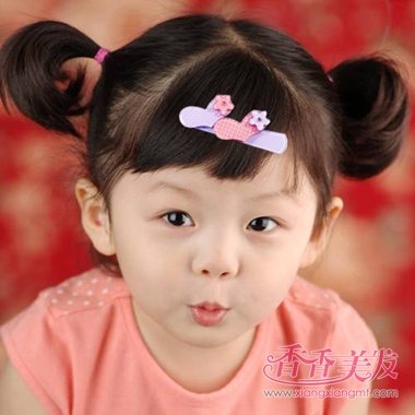 小女孩斜刘海双扎羊角辫发型,有内卷的短发发型,扎起来更加可爱