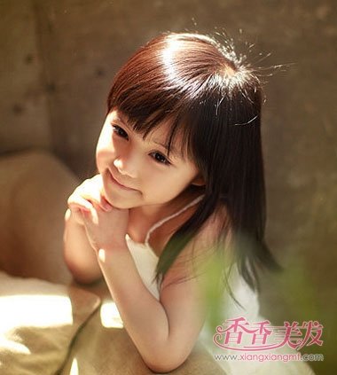小女孩齐刘海长脸中 长发发型