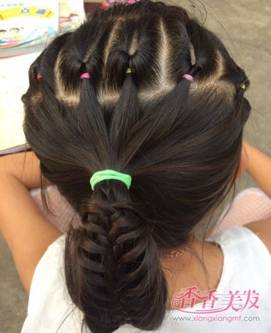 女孩做编发的时候,这款分了两个层次的编发鱼尾辫发型,给头发做成从前