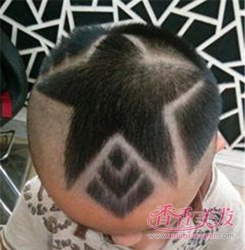 儿童的这款超短发将耳朵上方的发丝修剪干净,发顶做成一个五角星造型