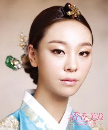 学韩国简单发型扎法 简单古典发型扎法搭配韩式民族服饰的盘发