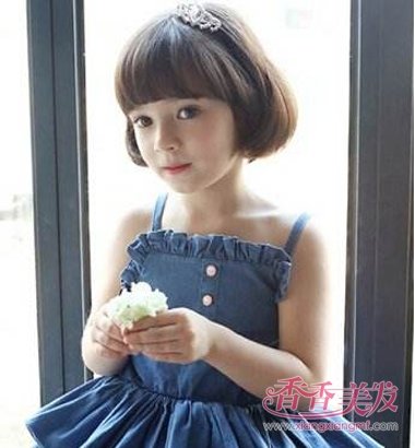 小女孩齐刘海内扣蘑菇头发型