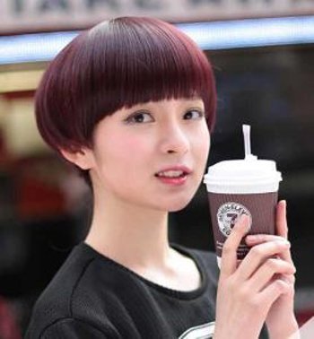 这样打造出来的女生齐刘海内扣蘑菇头发型,和男生蘑菇头短发有的一拼