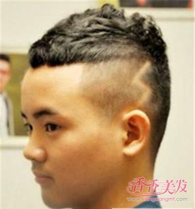 男生闪电雕刻发型这是一款黑色短发寸头发型,发际线呈现出弧线形,发