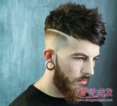 男士短发寸头划痕发型这是一款带有瓜子头即视感的寸头发型,将发顶部