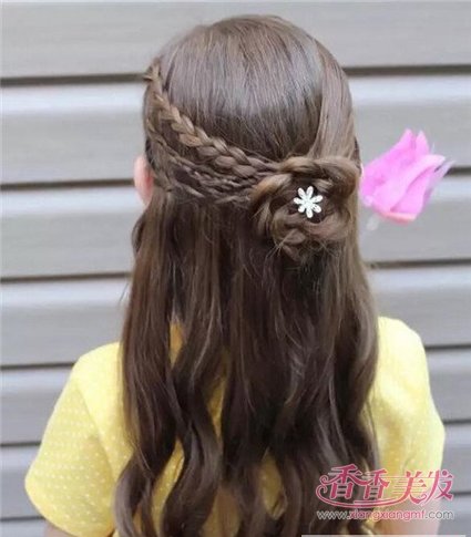儿童长发公主头扎发发型这款公主头扎发有着不对称的设计,将一侧发丝