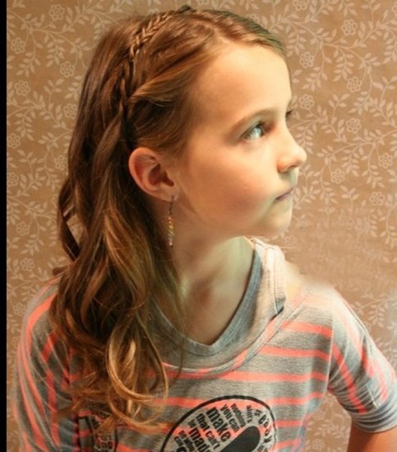 儿童长卷发编发发型这是一款儿童公主头编发发型,长发在发尾做成大卷