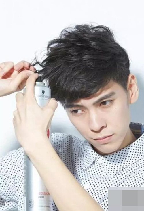 男生短头发剪斜刘海发型设计专业修饰卷烫发,折射出男生的独特魅力度