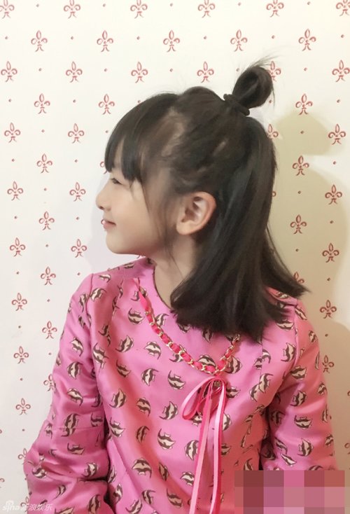 小女孩扎丸子头的方法图解 女童时尚圈主打款扎发系小女孩中短直头发