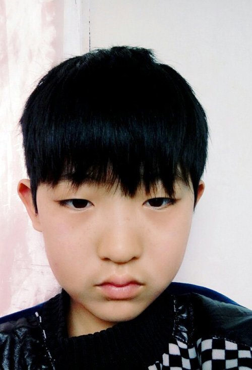 7岁小男孩短头发剪狗啃刘海发型呆萌活泼的孩子短发,配上额头上方剪出