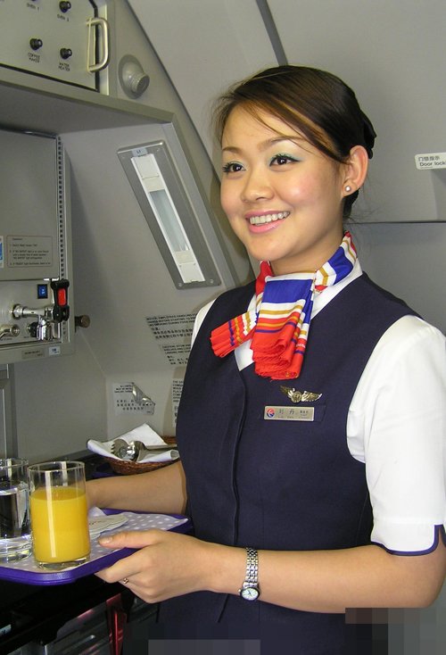 空姐穿职业装适合的盘发 上班族女性必备的扎盘发