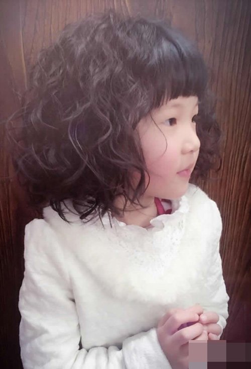 三岁半女孩烫洋娃娃的发型 调皮呆萌的女孩造型